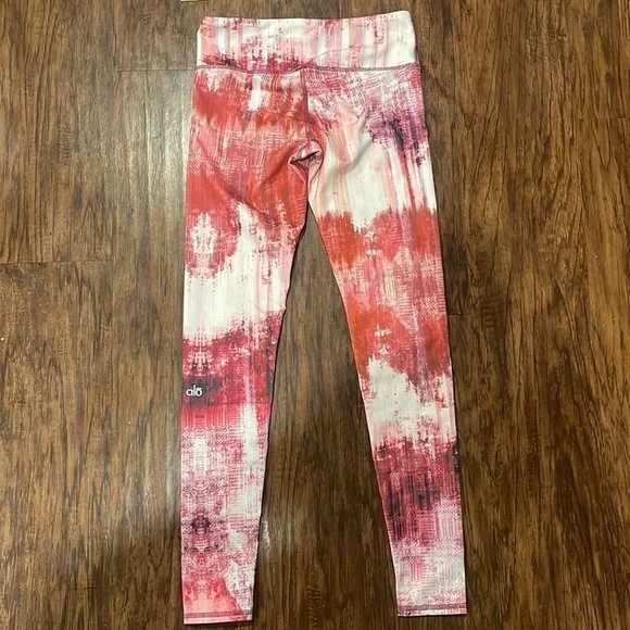 Alo Yoga Airbrush Leggings in Desert Sunset - Picture 5 of 9